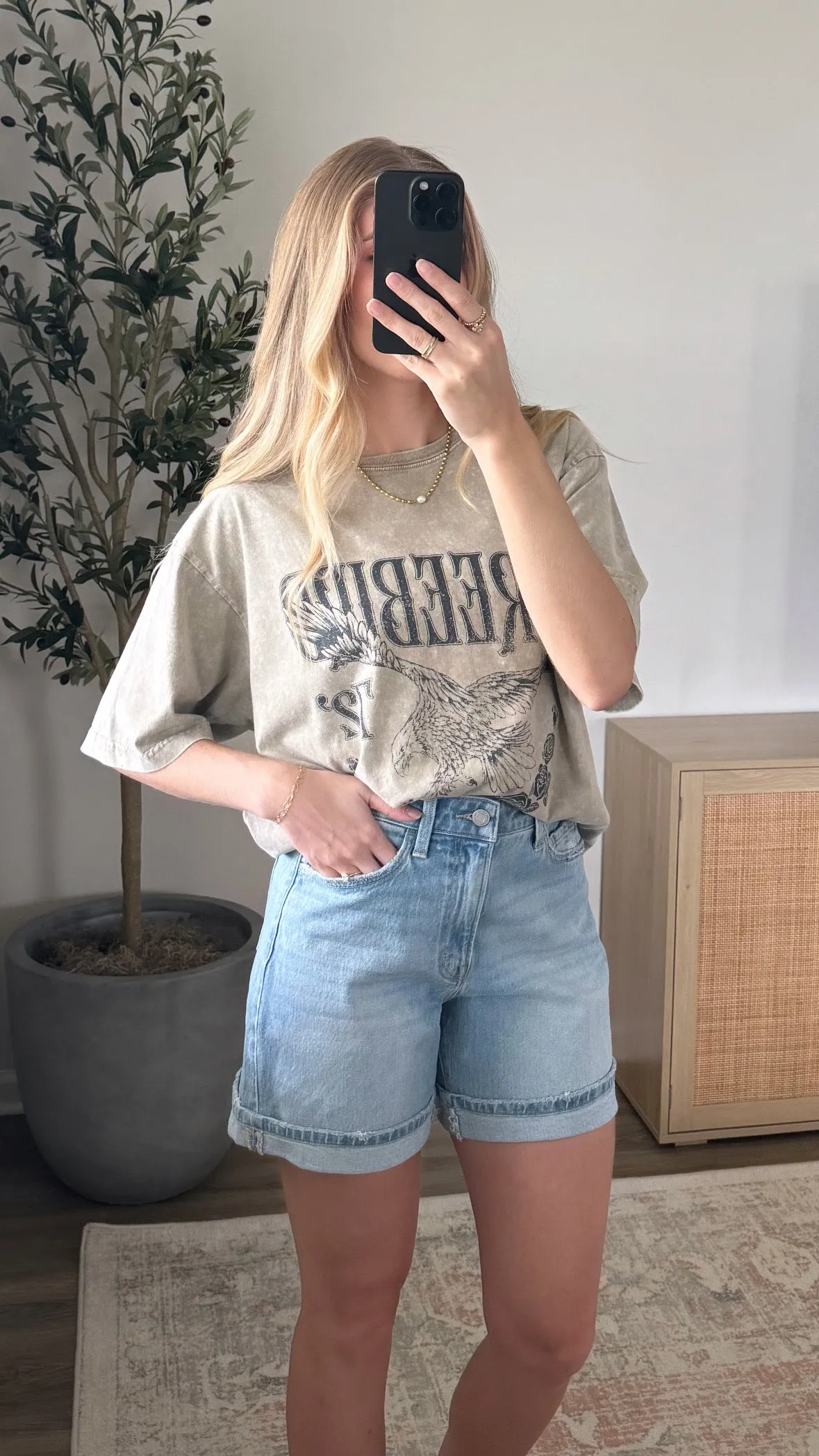 Kinsley Cuffed Denim Shorts / Light Wash