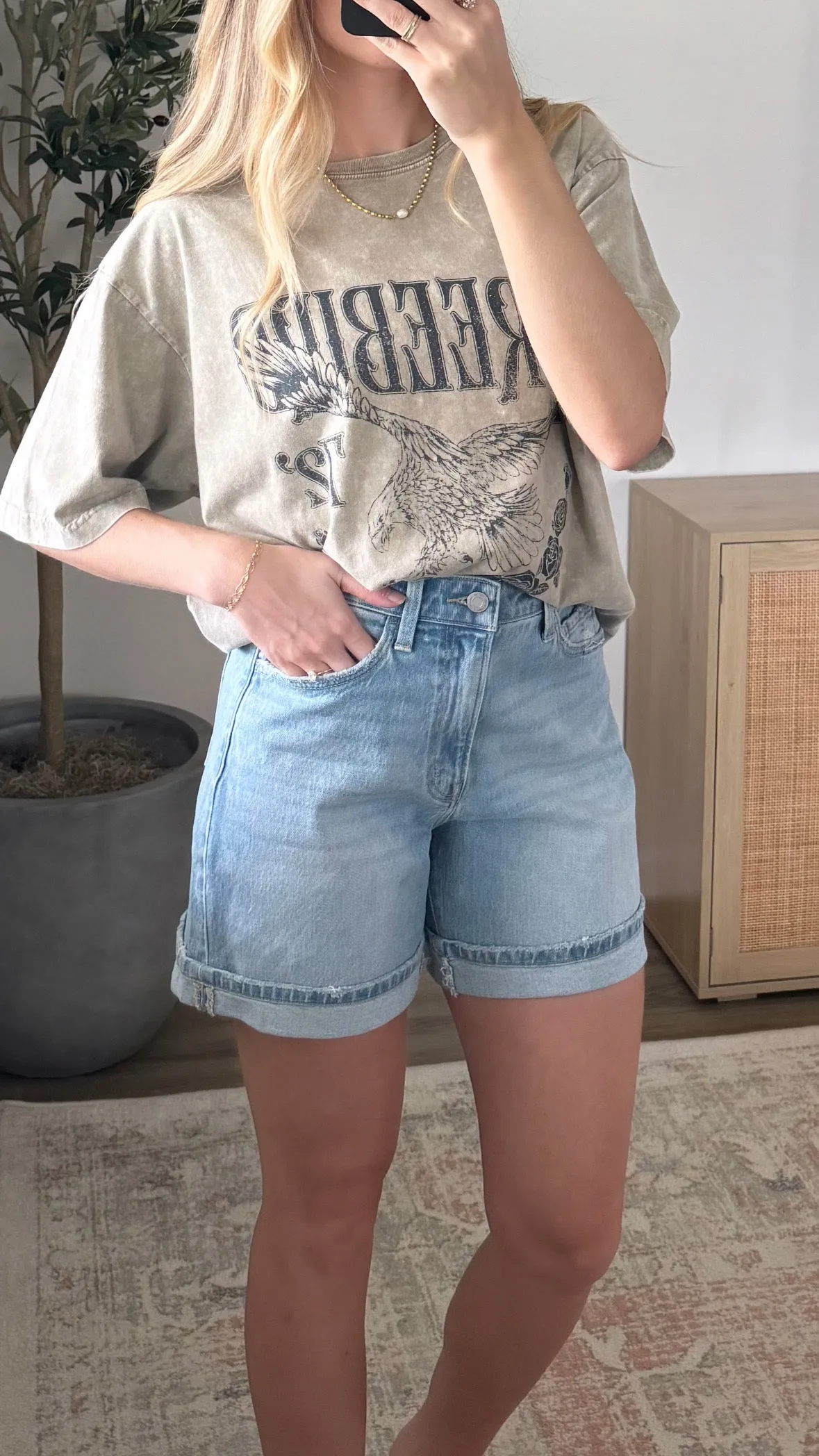 Kinsley Cuffed Denim Shorts / Light Wash