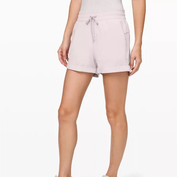 Lululemon Spring Break Away Shorts, SZ 6, Light Beige