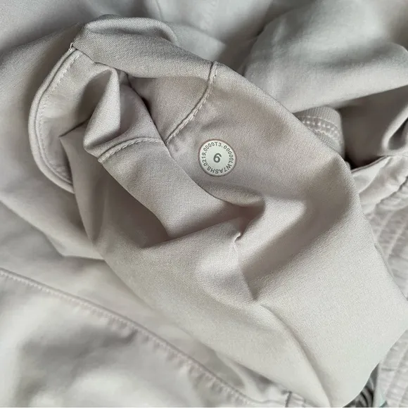 Lululemon Spring Break Away Shorts, SZ 6, Light Beige