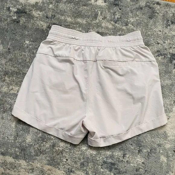 Lululemon Spring Break Away Shorts, SZ 6, Light Beige