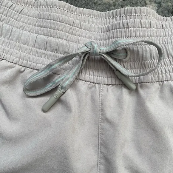 Lululemon Spring Break Away Shorts, SZ 6, Light Beige
