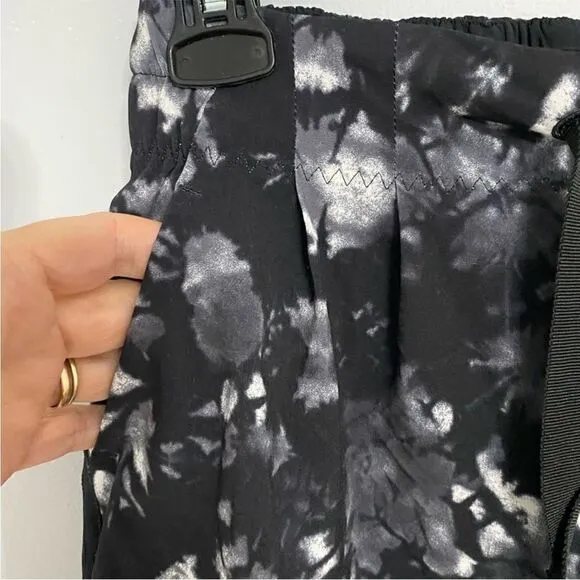 Lululemon Cuffed Shorts Women Size 4