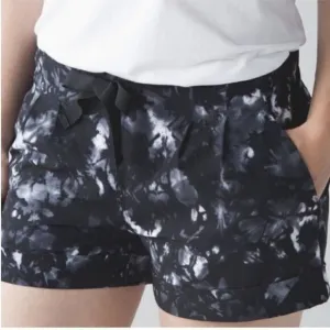 Lululemon Cuffed Shorts Women Size 4