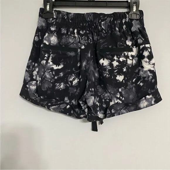 Lululemon Cuffed Shorts Women Size 4